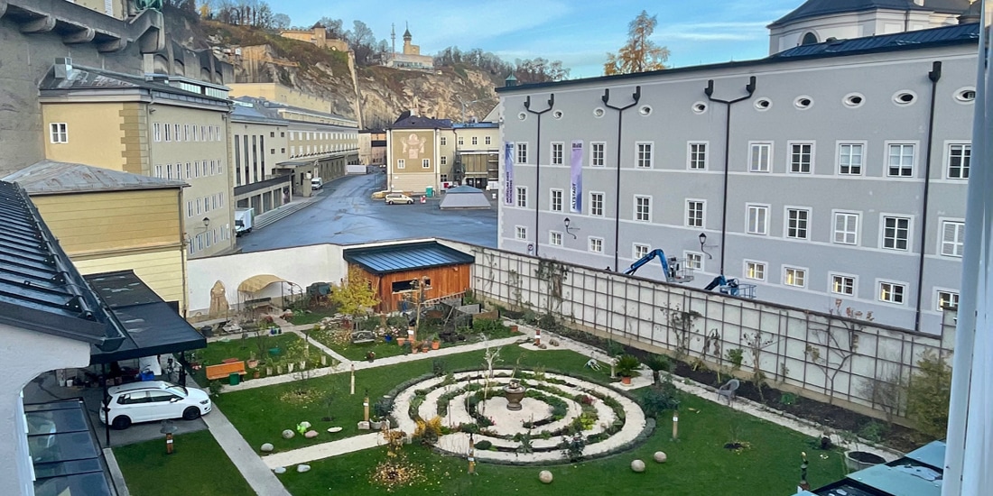 Bronzeskulpturen im Franziskanerkloster Salzburg Bronzeskulpturen im Franziskanerkloster Salzburg